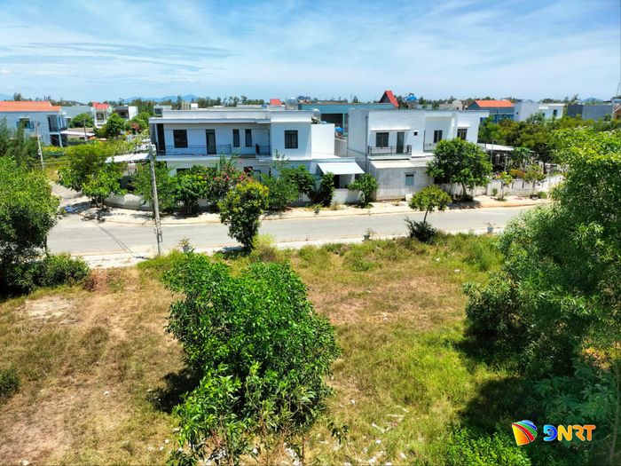 Nhiều thửa đất bỏ hoang vì vướng quy hoạch, nhà thì to nhưng “rỗng ruột” vì giấy tờ không giao dịch được. Ảnh: T.V