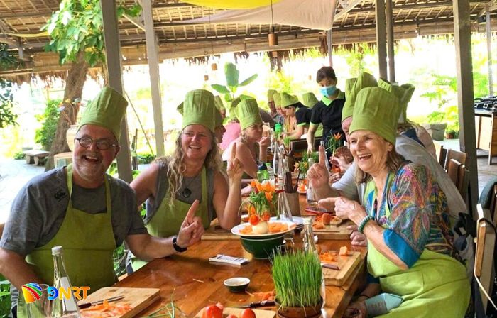 Hoạt động trải nghiệm do An Villa tổ chức cho du khách gắn với văn hóa địa phương. Ảnh: NGỌC HÀ