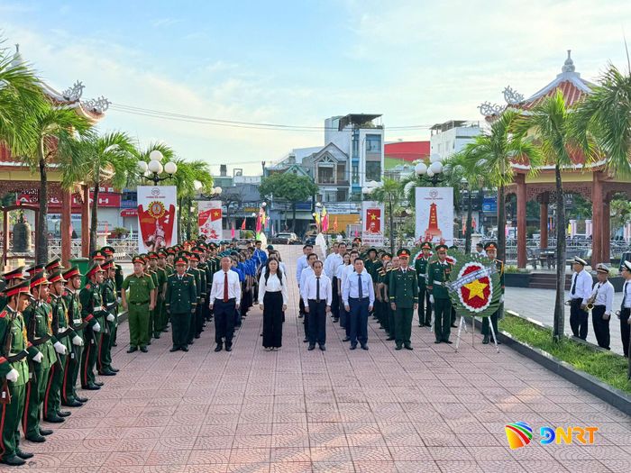 Lãnh đạo thành phố và các đại biểu tưởng nhớ, tri ân các anh hùng liệt sĩ. Ảnh: MINH CHI - HỮU VIỆT