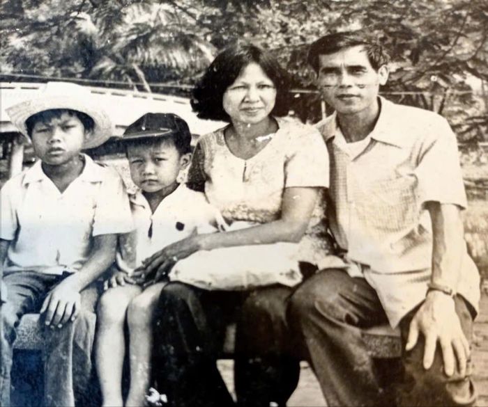 Gia đình nhỏ của thầy Bùi Ngọc Trác. Ảnh: GĐCC