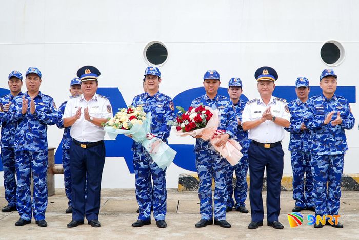 Lãnh đạo Bộ Tư lệnh Vùng Cảnh sát biển 2 tặng hoa chúc mừng cán bộ, chiến sĩ tàu CSB 8002. Ảnh: HỒ QUÂN