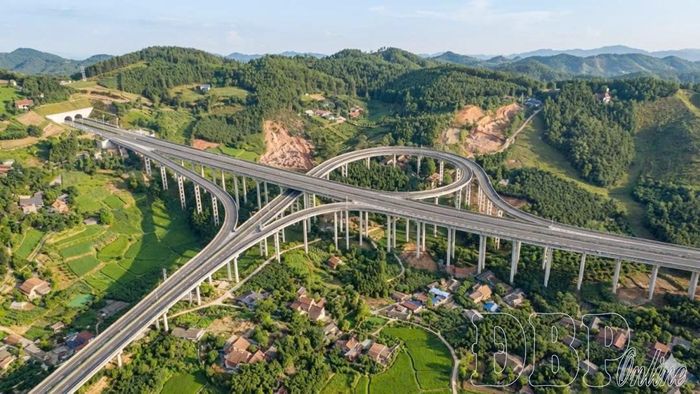 Thu hút đầu tư cũng tạo thêm động lực để Điện Biên hoàn thiện kết cấu hạ tầng, nâng khả năng kết nối và từng bước mở rộng không gian phát triển. Ảnh: Phối cảnh tuyến cao tốc Sơn La - Điện Biên - Cửa khẩu Tây trang đoạn nút giao qua xã Mường Ảng.