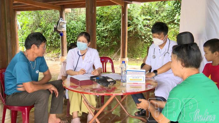 Bác sĩ tư vấn, kiểm tra sức khỏe cho người dân xã Thanh Nưa.