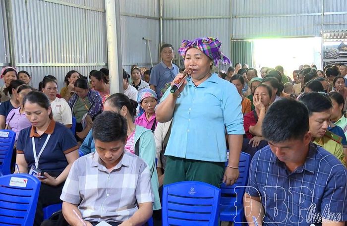 Người dân bản Nà Chua kiến nghị về vấn đề đời sống dân sinh, sản xuất.