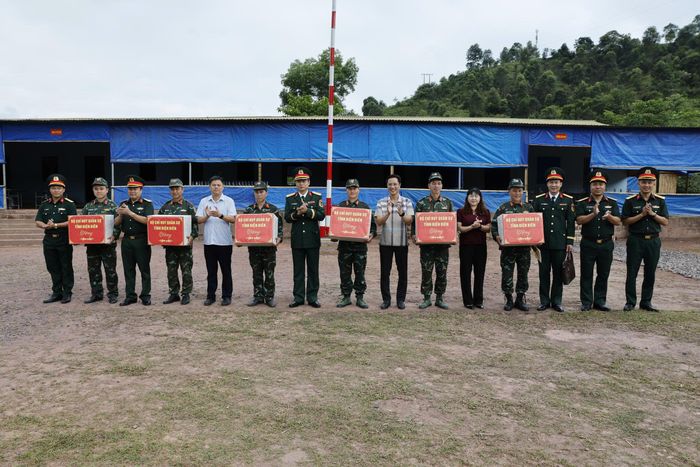 Đại tá Trịnh Đức Thiêm tặng quà lực lượng rà phá bom mìn tại xã Sín Thầu.