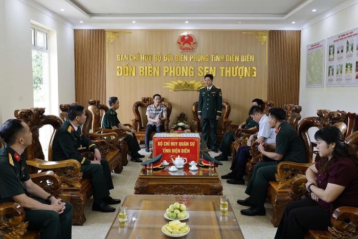 Đại tá Trịnh Đức Thiêm thăm, tặng quà Đồn Biên phòng Sen Thượng.