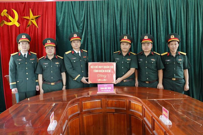 Đại tá Trịnh Đức Thiêm tặng quà Ban CHQS xã Sín Thầu.