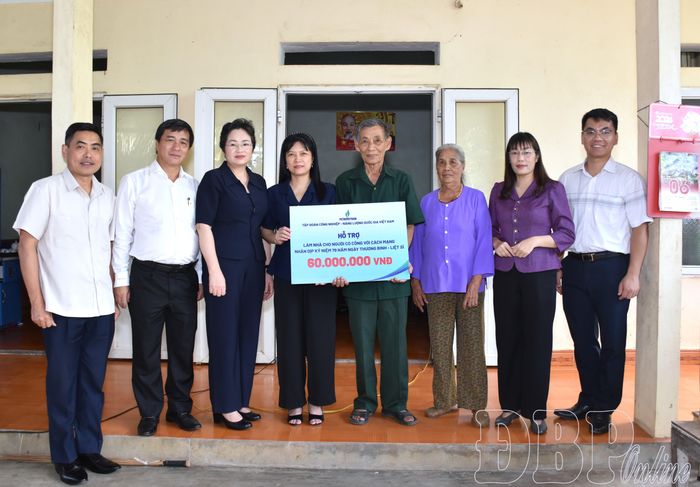 Gia đình ông Quản Bá Cừ, bản Noong Vai, xã Thanh Yên nhận hỗ trợ kinh phí làm nhà của Đoàn ĐBQH tỉnh.