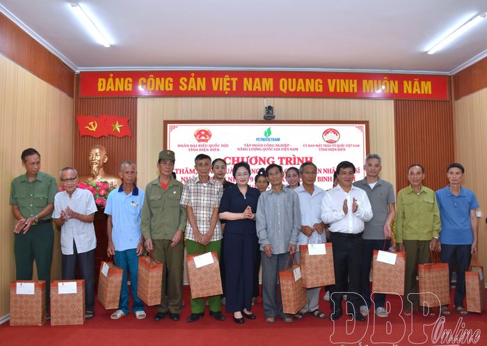 Các gia đình chính sách nhận quà của Đoàn ĐBQH tỉnh.