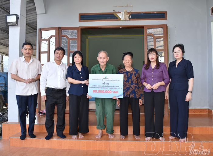 Gia đình ông Nông Thanh Xuân, bản Pa Bói, xã Thanh Yên nhận hỗ trợ kinh phí làm nhà của Đoàn ĐBQH tỉnh.