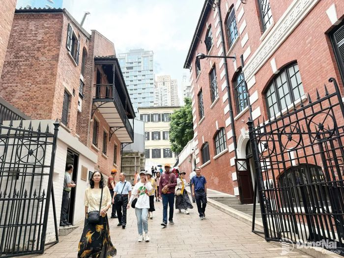 Cổng sau của khu di tích nhà tù Victoria hướng ra một con phố sầm uất của Hong Kong.