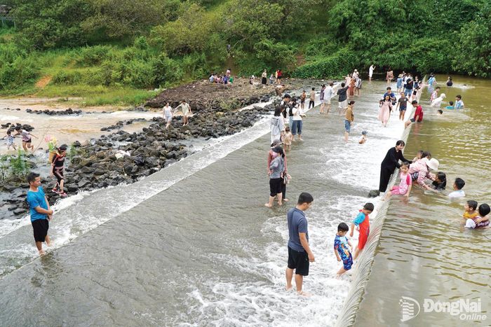 Đập tràn Tà Lài thu hút đông du khách đến vui chơi.