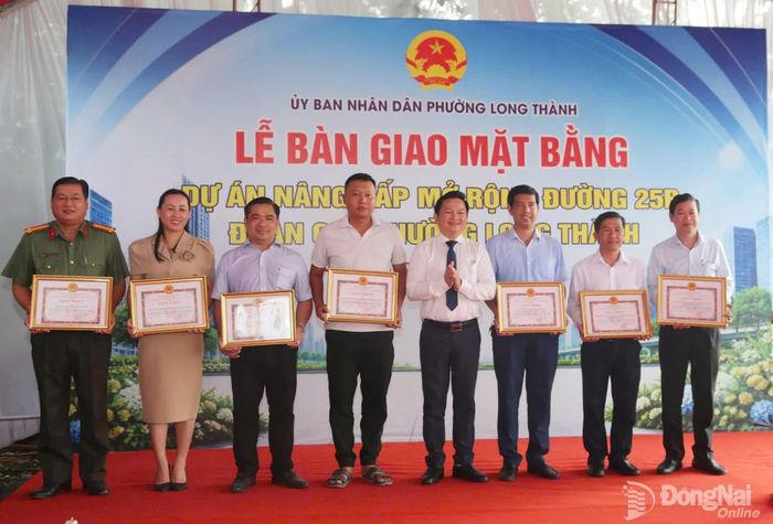 Thành ủy viên, Bí thư Đảng ủy, Chủ tịch HĐND phường Long Thành Nguyễn Hữu Nguyên khen thưởng các hộ dân tại Dự án Nâng cấp, mở rộng đường 25B.