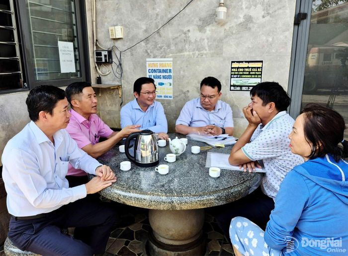 Thành ủy viên, Bí thư Đảng ủy, Chủ tịch HĐND phường Long Thành Nguyễn Hữu Nguyên gặp gỡ, đối thoại với người dân bị ảnh hưởng trong Dự án Nâng cấp, mở rộng đường 25B.