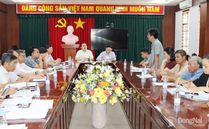 Lãnh đạo phường Long Thành trực tiếp đối thoại với các hộ dân bị thu hồi đất.