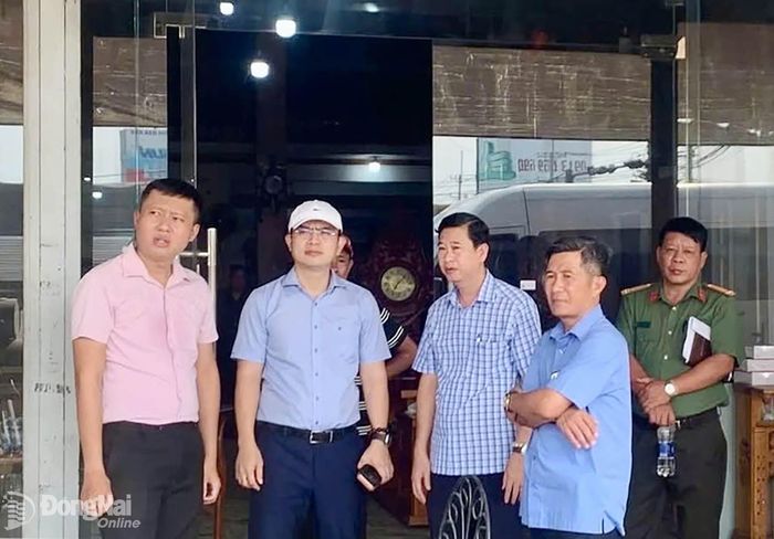Phó Bí thư Đảng ủy, Chủ tịch UBND phường Long Thành Lê Hoàng Sơn đi kiểm tra thực tế kết hợp tuyên truyền, vận động người dân trong công tác bàn giao mặt bằng.