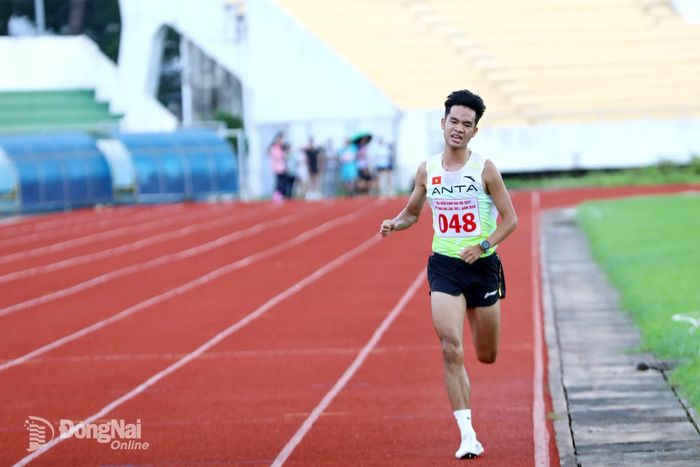 Vận động viên Nguyễn Hoàng Thịnh (phường Tam Hiệp) về nhất chung kết nội dung 1.500m nam. Ảnh: Huy Anh