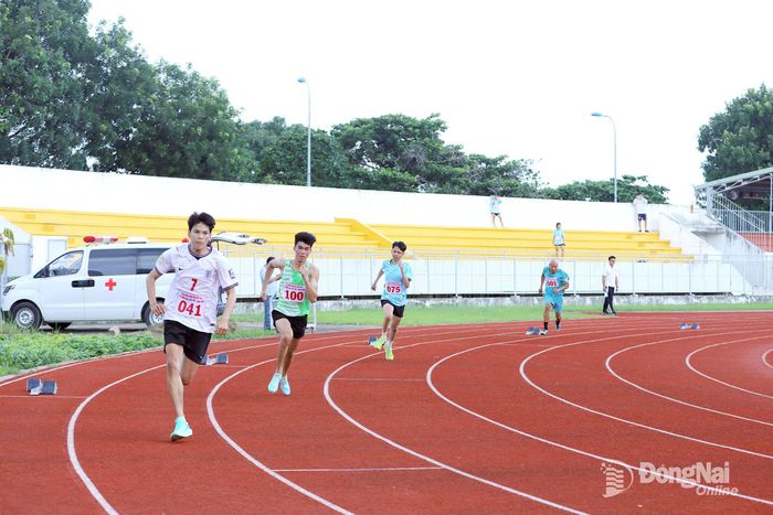 Các vận động viên thi đấu vòng loại nội dung 400m nam. Ảnh: Huy Anh
