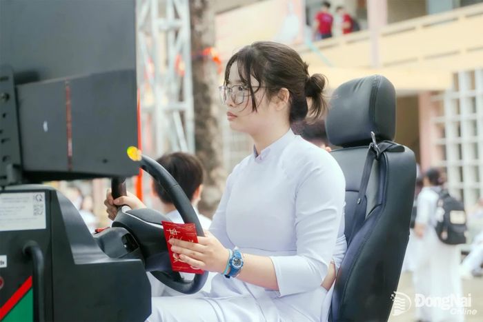 Học sinh hào hứng trải nghiệm Cabin lái xe mô phỏng. Ảnh: Thu Hà – Duy Khánh