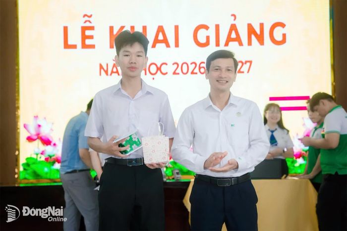 Thầy Nguyễn Huy Đào, Phó Hiệu trưởng Trường Cao đẳng Miền Đông tặng quà cho các em học sinh Trường THPT Nguyễn Du hoàn thành trải nghiệm 6 nội dung trong chương trình. Ảnh: Thu Hà – EC Media