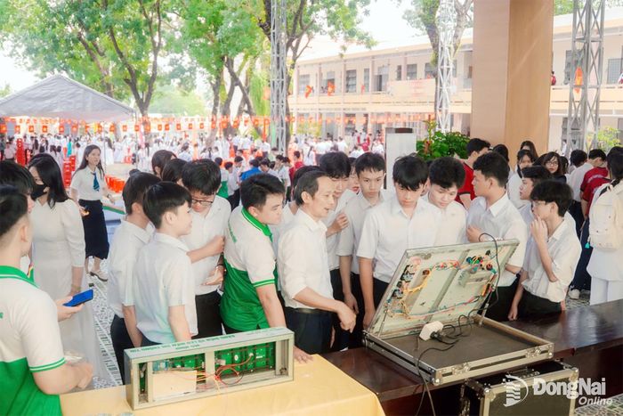 Các em học sinh hào hứng trải nghiệm Khoa Điện - Điện tử. Ảnh: Thu Hà – EC Media