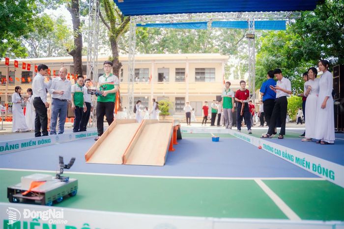 Học sinh hào hứng trải nghiệm điều khiển Robot - Khoa Kỹ thuật Công nghệ. Ảnh: Thu Hà – Duy Khánh
