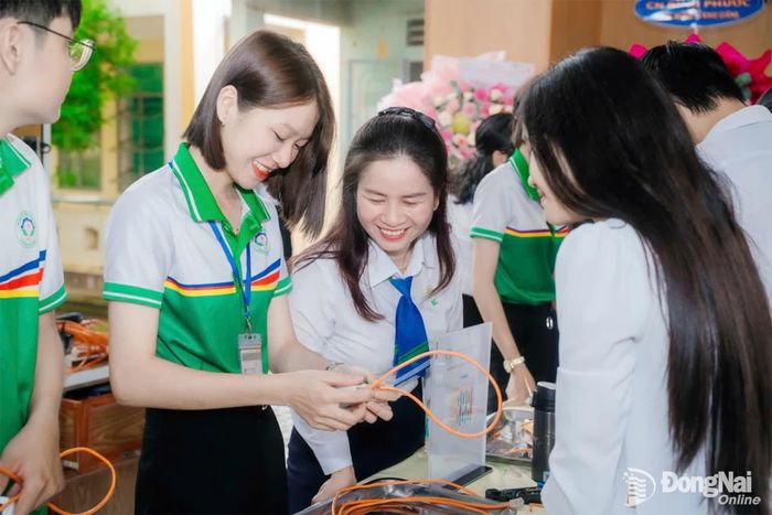 Sinh viên và giáo viên Trường Cao đẳng Miền Đông hướng dẫn học sinh Trường THPT Nguyễn Du trải nghiệm ngành Công nghệ thông tin. Ảnh: Thu Hà – EC Media