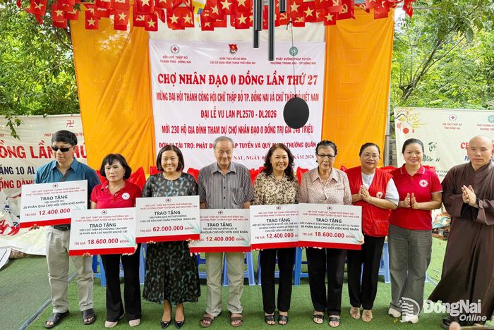 Đại diện Hội Chữ thập đỏ thành phố Đồng Nai trao hỗ trợ cho các hội. Ảnh: Lê Duy