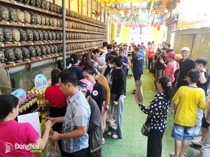 Người dân tham gia chợ nhân đạo 0 đồng lựa chọn các nhu yếu phẩm phục vụ sinh hoạt gia đình. Ảnh: Lê Duy