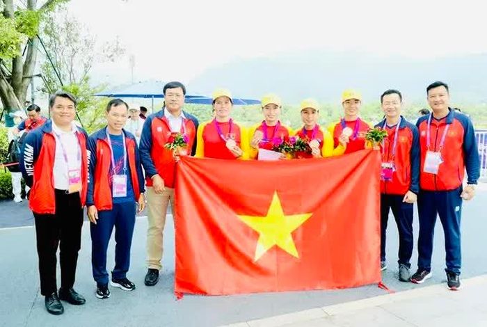 Phạm Thị Huệ và đội rowing nữ Việt Nam từng giành huy chương đầu tiên cho Đoàn thể thao Việt Nam tại ASIAD 19. Ảnh: LƯỢNG LƯỢNG