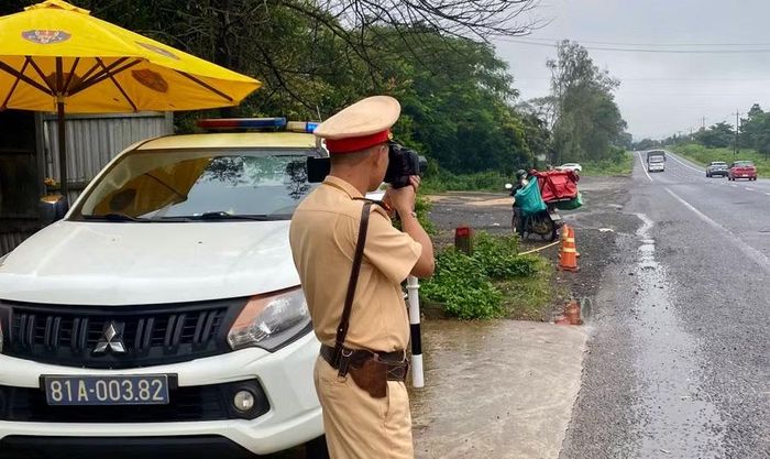 Đội Cảnh sát giao thông đường bộ số 1 tiến hành kiểm tra tốc độ phương tiện lưu thông trên tuyến quốc lộ 14. Ảnh: ĐVCC 