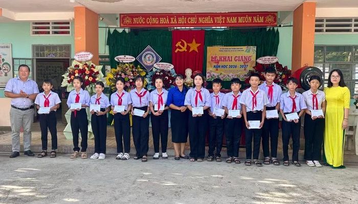 Trường THCS số 2 Bình Định (phường Bình Định) trao quà cho học sinh khó khăn có thành tích tiêu biểu trong học tập. Ảnh: Nguyễn Chơn
