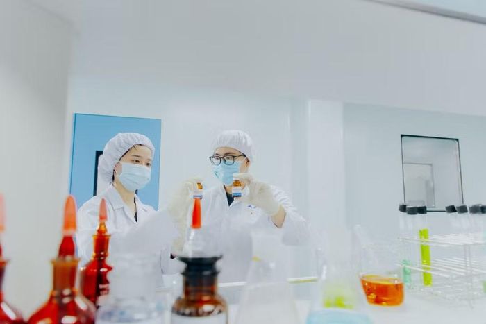  Ứng dụng công nghệ hiện đại trong dây chuyền sản xuất thuốc điều trị ung thư tại Bidiphar, hướng tới nâng cao chất lượng và giá trị sản phẩm dược. Ảnh: ĐVCC 