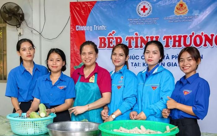  Bà Đinh Thị Lý (thứ 3 từ trái sang) thường xuyên tổ chức, tham gia các chương trình thiện nguyện vì cộng đồng. Ảnh: NVCC 