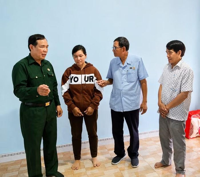  Ông Ngô Công Đoan (thứ 2 từ phải sang) thăm hỏi gia đình hội viên cựu chiến binh được hỗ trợ nhà Nghĩa tình đồng đội ở xã Ia Dơk. Ảnh: A.H 