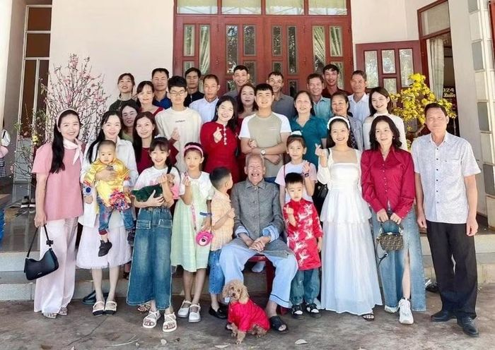 Ông Lưu Thế Quý (ngồi hàng đầu) chụp ảnh cùng các con, các cháu dịp Tết Nguyên đán 2026. Ảnh: NVCC