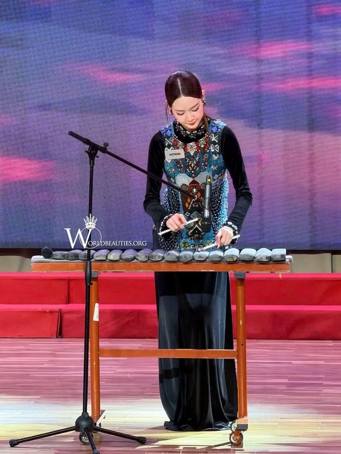  Ở phần thi Talent, Bảo Ngọc lựa chọn kết hợp đàn đá Tây Nguyên với hát và đọc rap. Ảnh: BTC 