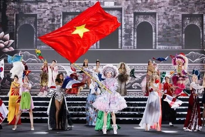  Hoa hậu Nguyễn Lê Bảo Ngọc cùng các thí sinh Miss World 2026 trong phần trình diễn mở màn đêm chung kết Dances of the World. Ảnh: Đặng Tuấn/TTXVN 