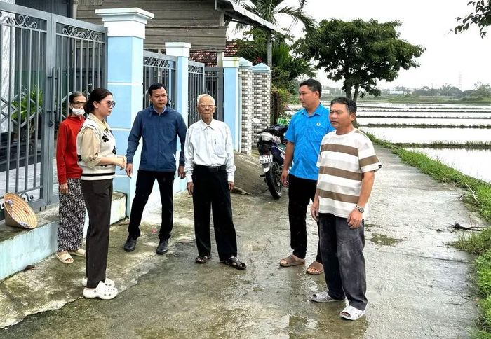  Chi bộ tổ dân phố An Ngãi vận động nhân dân chung sức, đồng lòng xây dựng tổ dân phố văn minh, an ninh, an toàn. Ảnh: N.H 