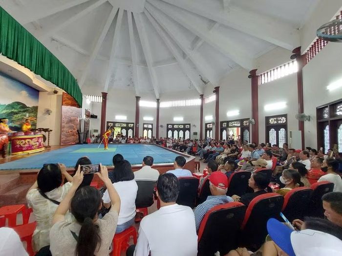  Các đại biểu xem biểu diễn võ cổ truyền Bình Định tại Bảo tàng Quang Trung. Ảnh: Phi Long 
