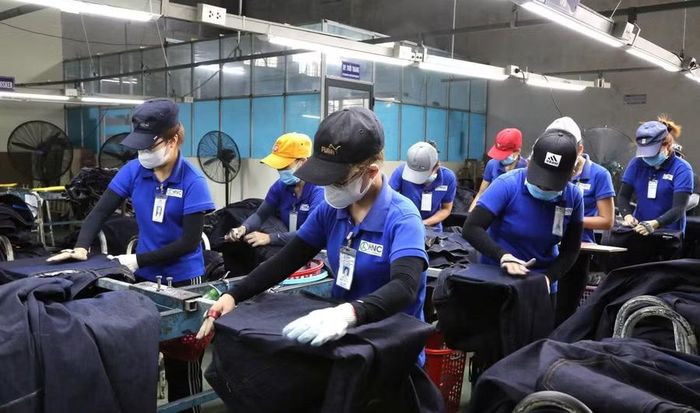  Hoạt động sản xuất hàng may mặc xuất khẩu của Công ty Công nghệ Wash HNC tại Cụm công nghiệp Tam Quan (phường Tam Quan). Ảnh: T.S 