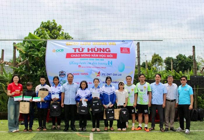  Ban Tổ chức trao quà cho học sinh có hoàn cảnh khó khăn trên địa bàn xã Kon Gang. Ảnh: Minh Chí 