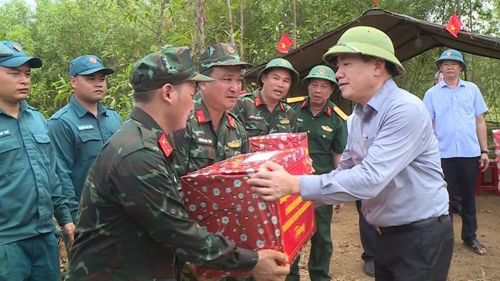  Đồng chí Phạm Anh Tuấn tặng quà động viên Đội K52. Ảnh: Hoàng Vũ 