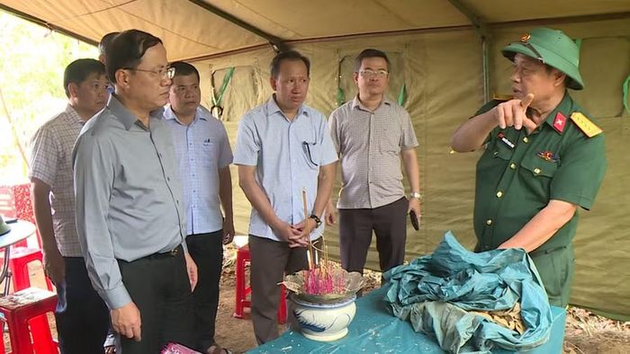  Đồng chí Phạm Anh Tuấn (bìa trái) nghe báo cáo về công tác thu thập di vật. Ảnh: Hoàng Vũ 