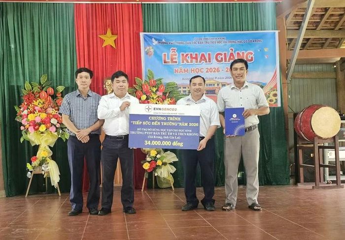  Lãnh đạo Công ty Thủy điện An Khê - Ka Nak trao tặng kinh phí mua đồng phục cho Trường Phổ thông dân tộc Bán trú Tiểu học và THCS Krong. Ảnh: Phi Long 