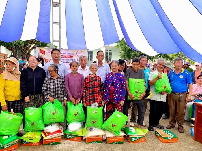  Đoàn trao tặng 300 suất quà cho các hộ gia đình đồng bào dân tộc thiểu số ở xã Vĩnh Quang. Ảnh: Kim Hường 