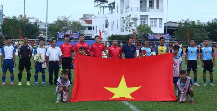 Ông Bùi Trung Hiếu (thứ 6 từ phải sang) tại lễ khai mạc Giải bóng đá Đại hội TDTT tỉnh Gia Lai lần thứ I - 2026 trên sân vận động An Nhơn. Ảnh: H.Q