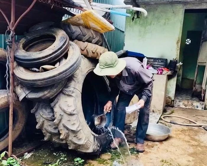 Ngành Y tế khuyến cáo người dân thường xuyên diệt lăng quăng/bọ gậy và thực hiện các biện pháp phòng muỗi đốt. Ảnh: Như Nguyện