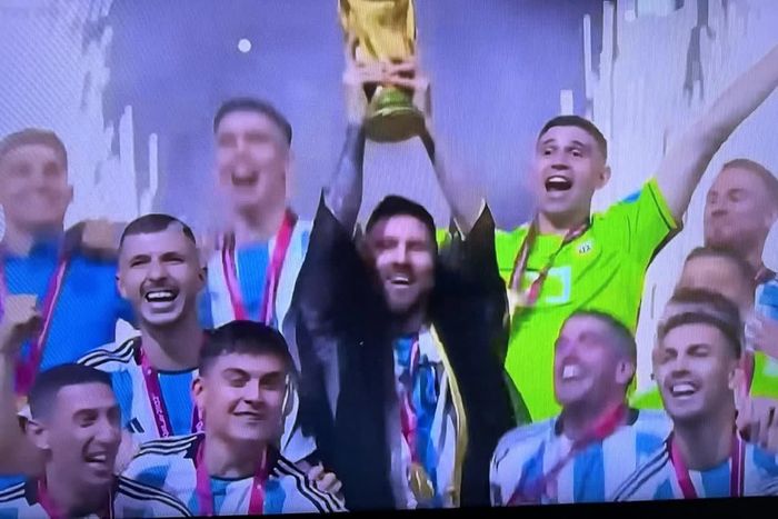 Lionel Messi nâng cao cúp vô địch World Cup 2022 cùng đội tuyển Argentina.