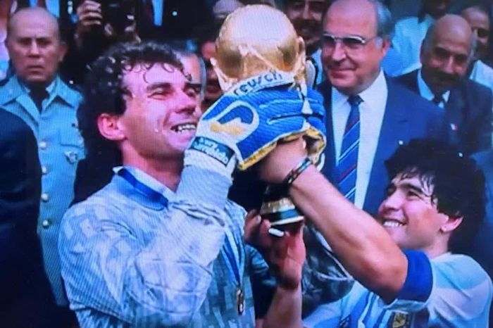 Diego Maradona nhận cúp vô địch World Cup 1986 cùng đội tuyển Argentina.